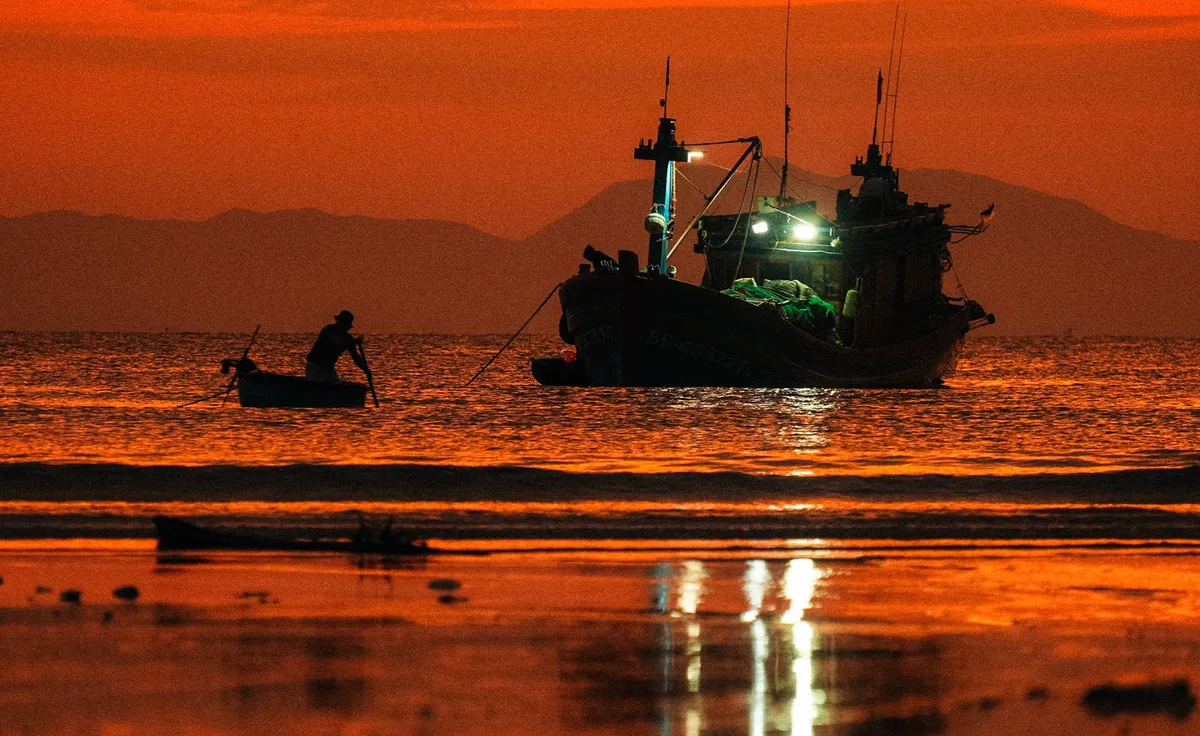 Chờ mực tươi, đúc bánh xèo nóng ngay tại làng chài Ninh Thủy - Ảnh 1.
