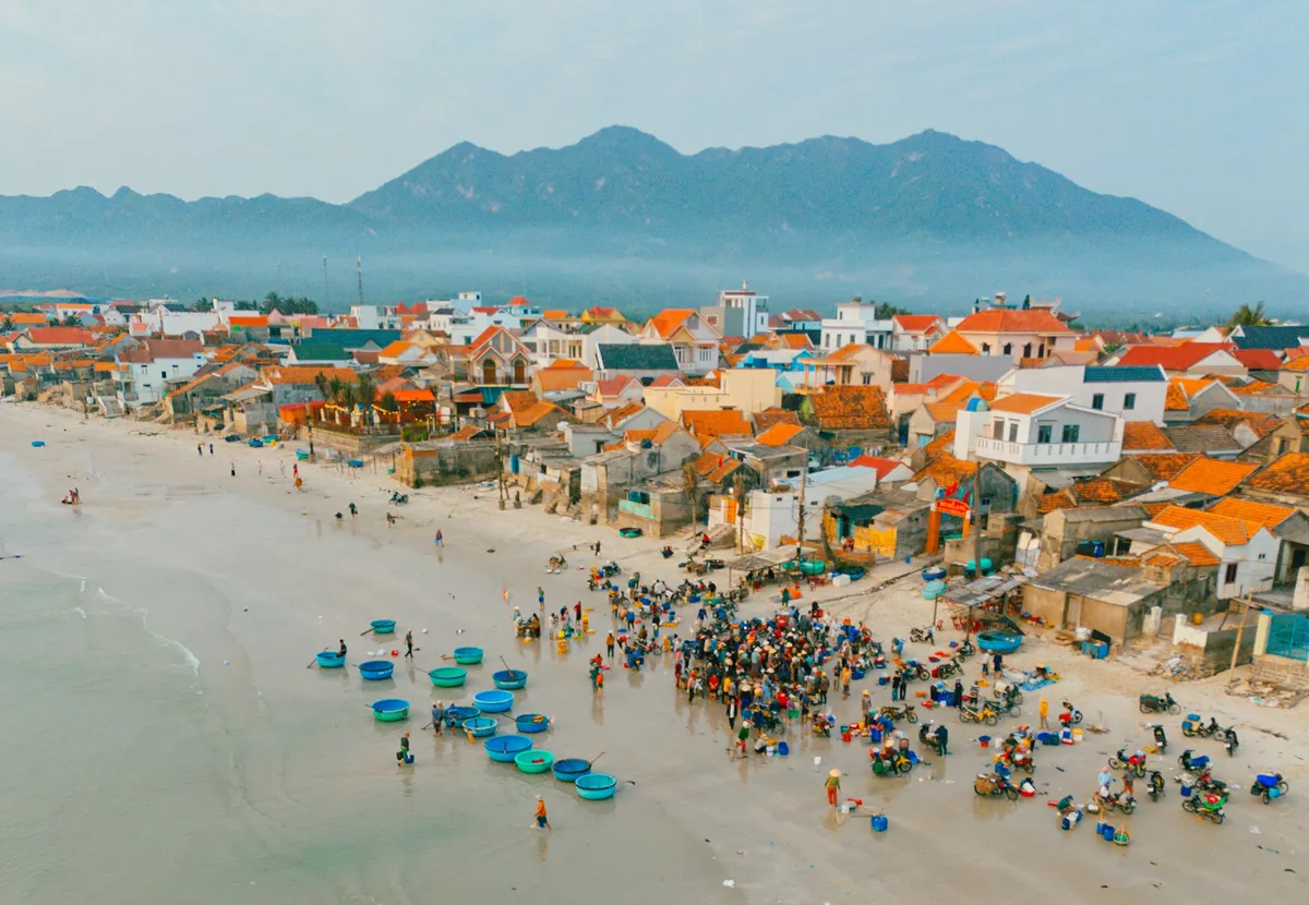 Chờ mực tươi, đúc bánh xèo nóng ngay tại làng chài Ninh Thủy - Ảnh 11.