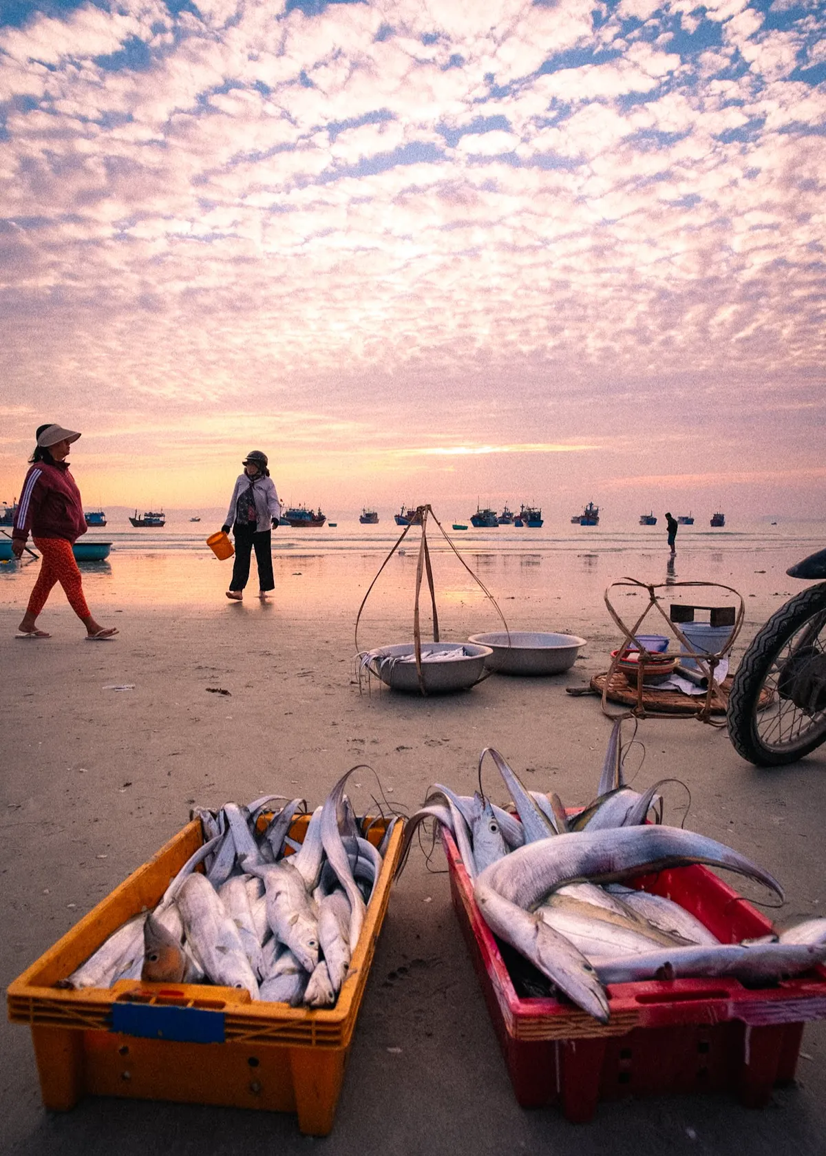 Chờ mực tươi, đúc bánh xèo nóng ngay tại làng chài Ninh Thủy - Ảnh 6.