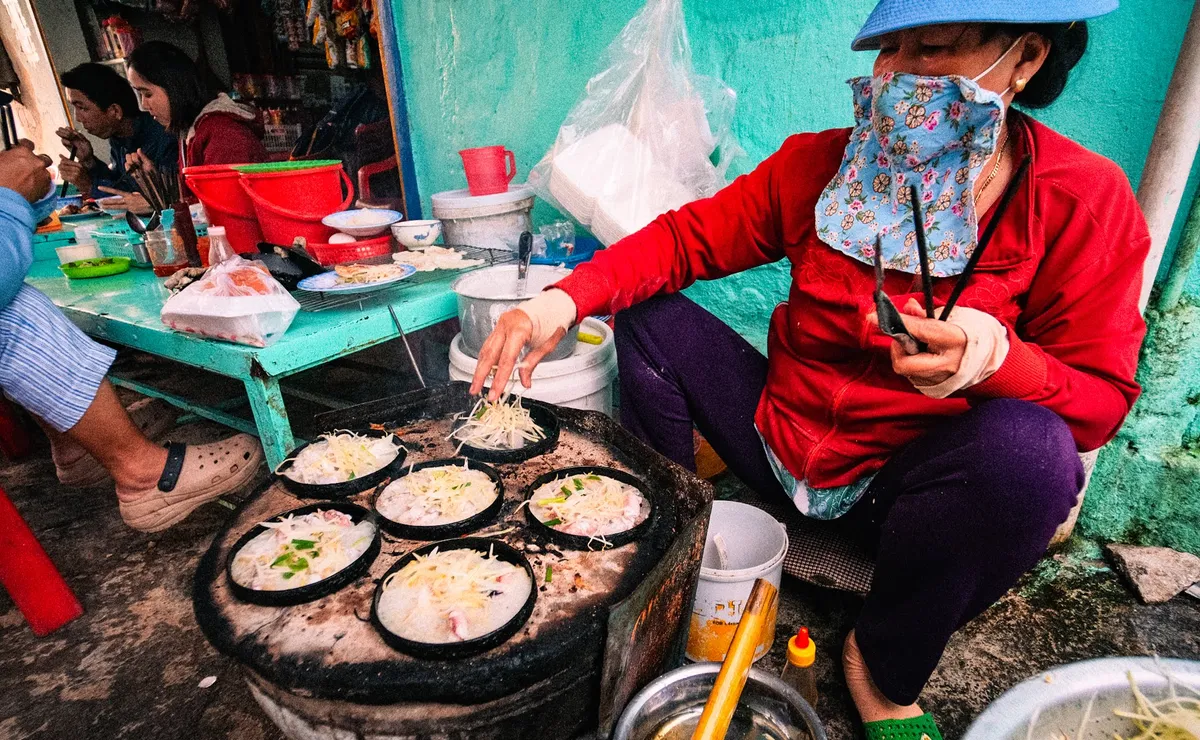 Chờ mực tươi, đúc bánh xèo nóng ngay tại làng chài Ninh Thủy - Ảnh 9.