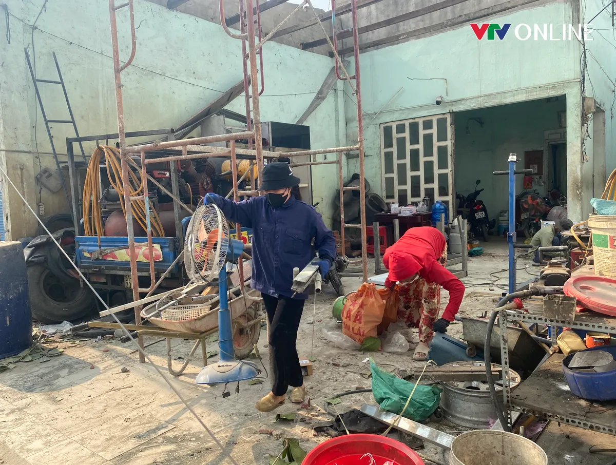 Huy động lực lượng hỗ trợ người dân tháo dỡ nhà cửa bàn giao mặt bằng cao tốc Biên Hòa - Vũng Tàu - Ảnh 1.