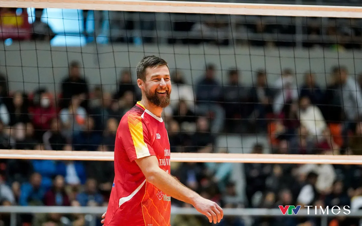 Ngoại binh Kubiak cười tươi trong chiến thắng 3-0 của Công An TP Hồ Chí Minh.