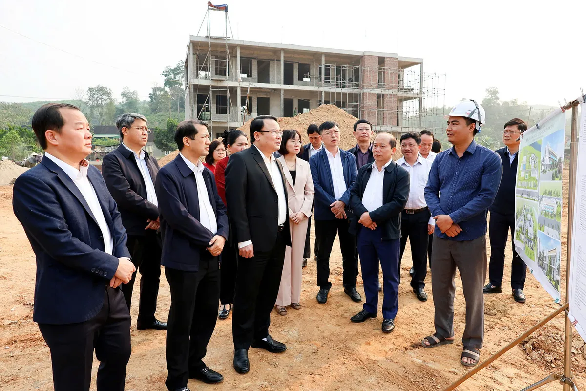 Nghệ An đẩy nhanh tiến độ xây dựng trường học nội trú dành cho học sinh dân tộc thiểu số - Ảnh 2.