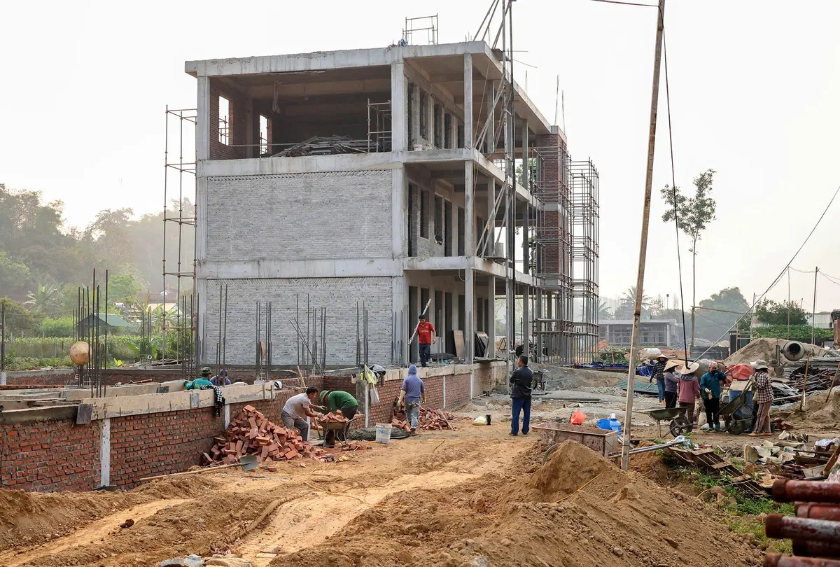 Nghệ An đẩy nhanh tiến độ xây dựng trường học nội trú dành cho học sinh dân tộc thiểu số - Ảnh 1.