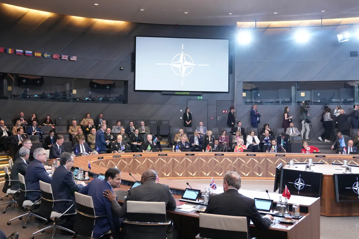 NATO hướng tới tăng chi tiêu quốc phòng - Ảnh 1.