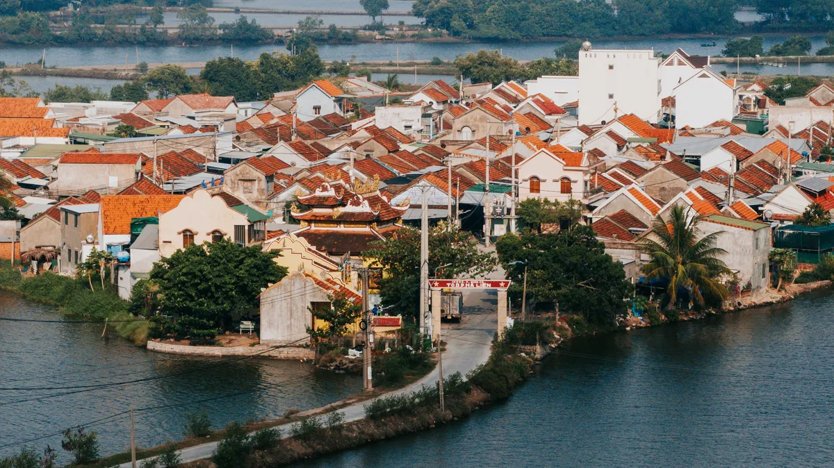 Hà Liên - Ngôi làng cổ bình yên giữa đầm Nha Phu - Ảnh 1.
