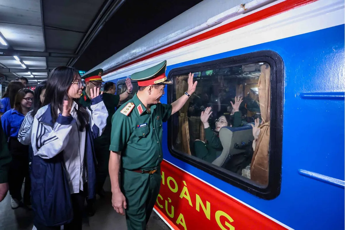 Chuyến t&agrave;u đặc biệt chở h&agrave;ng ngh&igrave;n qu&acirc;n nh&acirc;n l&ecirc;n đường v&agrave;o miền Nam hội qu&acirc;n - Ảnh 8.