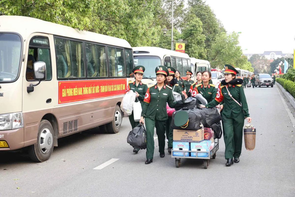 Chuyến t&agrave;u đặc biệt chở h&agrave;ng ngh&igrave;n qu&acirc;n nh&acirc;n l&ecirc;n đường v&agrave;o miền Nam hội qu&acirc;n - Ảnh 1.