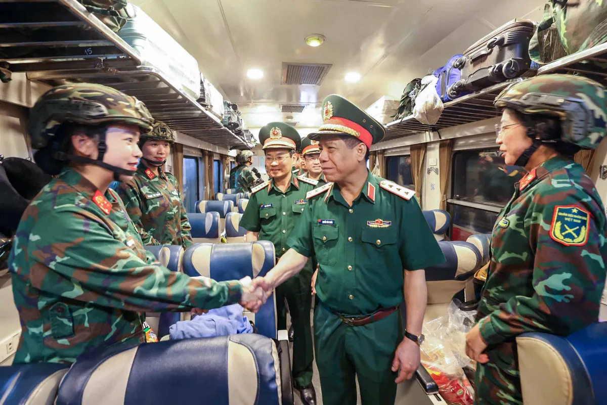 Chuyến t&agrave;u đặc biệt chở h&agrave;ng ngh&igrave;n qu&acirc;n nh&acirc;n l&ecirc;n đường v&agrave;o miền Nam hội qu&acirc;n - Ảnh 4.