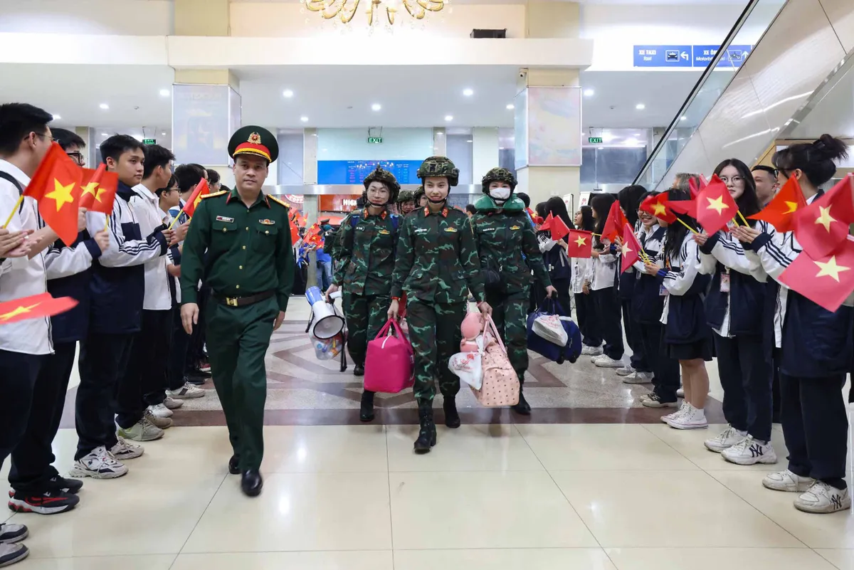 Chuyến t&agrave;u đặc biệt chở h&agrave;ng ngh&igrave;n qu&acirc;n nh&acirc;n l&ecirc;n đường v&agrave;o miền Nam hội qu&acirc;n - Ảnh 2.