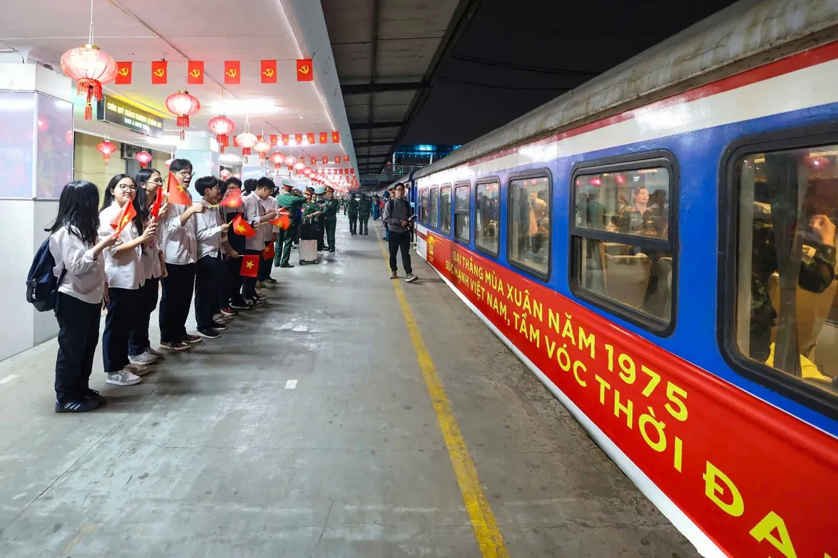 Chuyến t&agrave;u đặc biệt chở h&agrave;ng ngh&igrave;n qu&acirc;n nh&acirc;n l&ecirc;n đường v&agrave;o miền Nam hội qu&acirc;n - Ảnh 9.