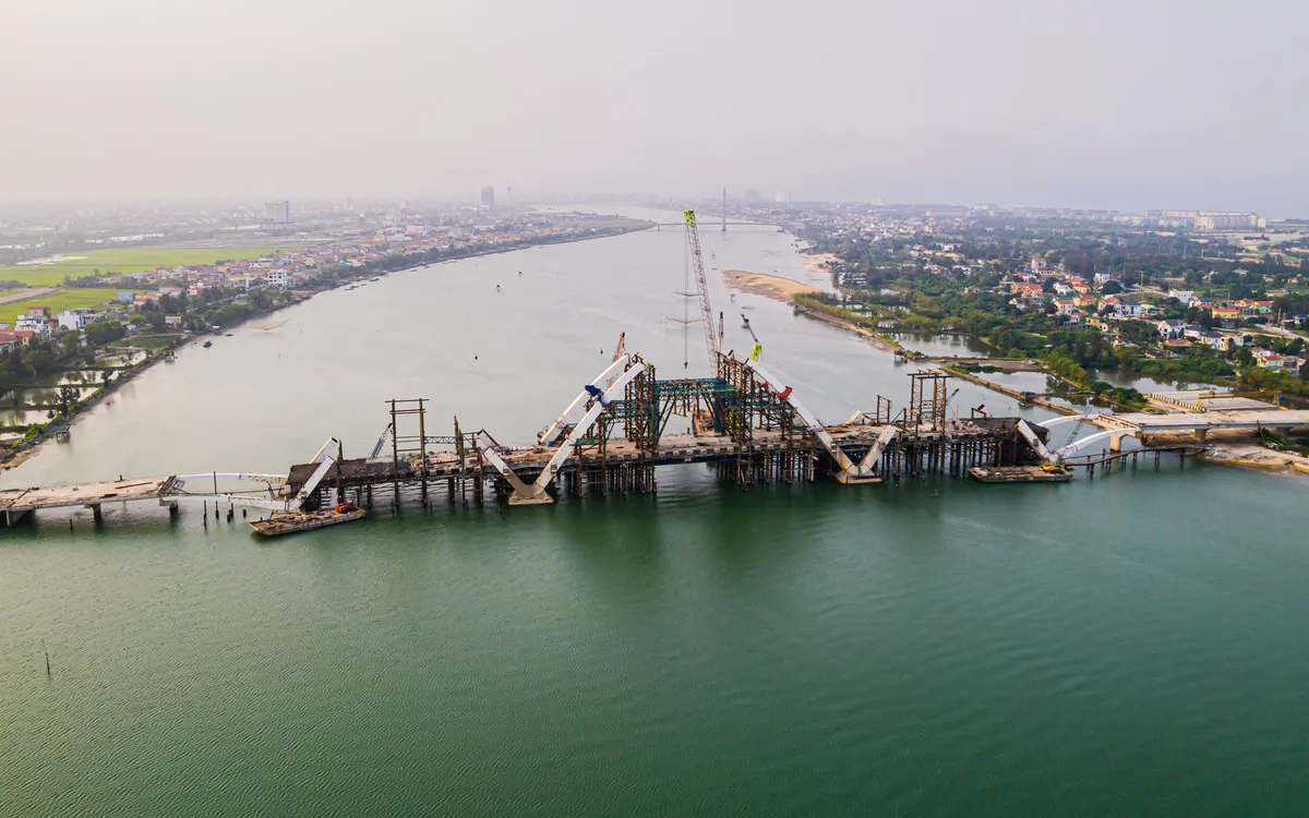 Toàn cảnh công trường cầu Nhật Lệ 3 nhìn từ trên cao – cây cầu trị giá 1.300 tỷ đồng đang vươn mình bắc qua dòng sông Nhật Lệ, nối liền trung tâm TP. Đồng Hới với vùng ven biển xã Bảo Ninh. Toàn cảnh công trường cầu Nhật Lệ 3 nhìn từ trên cao – cây cầu trị giá 1.300 tỷ đồng đang vươn mình bắc qua dòng sông Nhật Lệ, nối liền trung tâm TP. Đồng Hới với vùng ven biển xã Bảo Ninh.