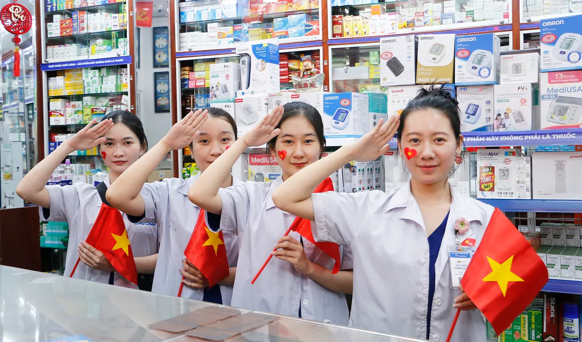 Yêu nước từ những hành động bình dị nhất - Sắc đỏ thắm tại loạt Nhà Thuốc Long Châu trong ngày lễ thống nhất - Ảnh 1.