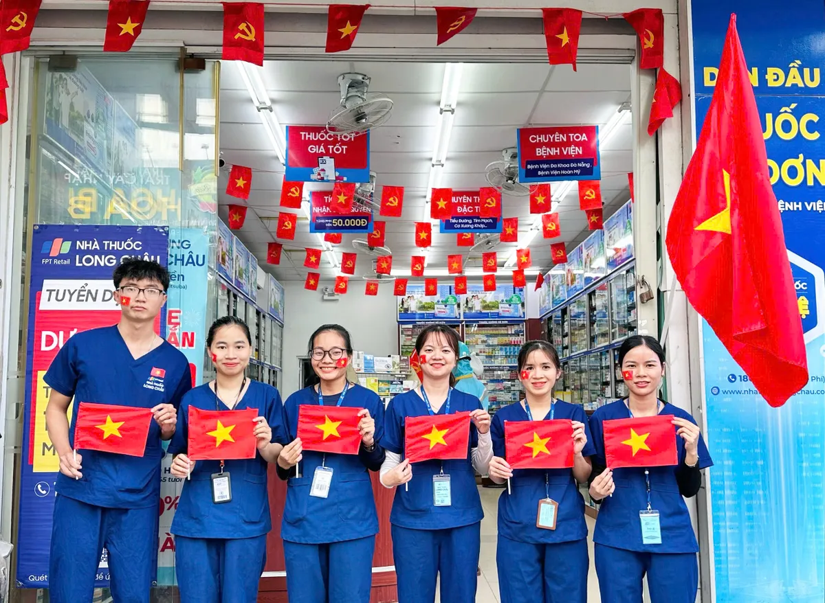 Yêu nước từ những hành động bình dị nhất - Sắc đỏ thắm tại loạt Nhà Thuốc Long Châu trong ngày lễ thống nhất - Ảnh 2.