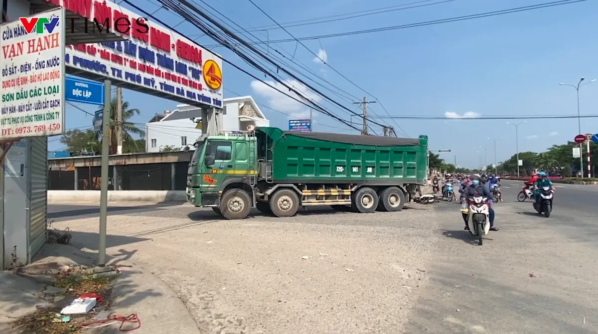 Cảnh b&aacute;o tai nạn do xe benz chở đất đ&aacute; g&acirc;y ra tr&ecirc;n Quốc lộ 51 - Ảnh 4.