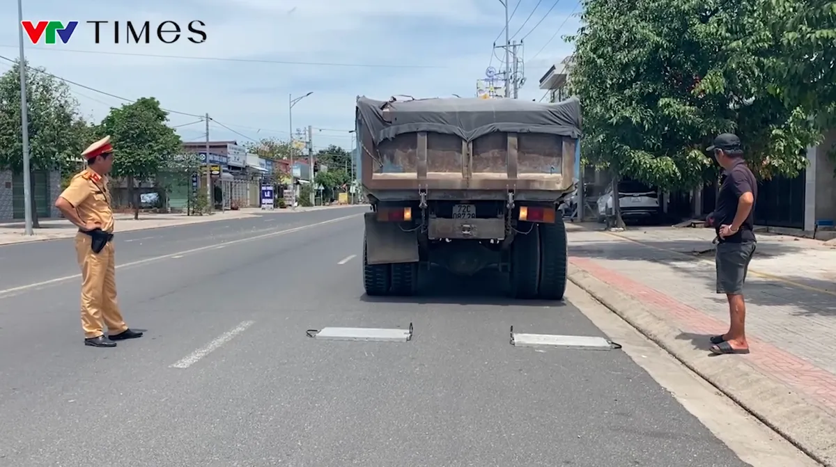 Cảnh b&aacute;o tai nạn do xe benz chở đất đ&aacute; g&acirc;y ra tr&ecirc;n Quốc lộ 51 - Ảnh 9.