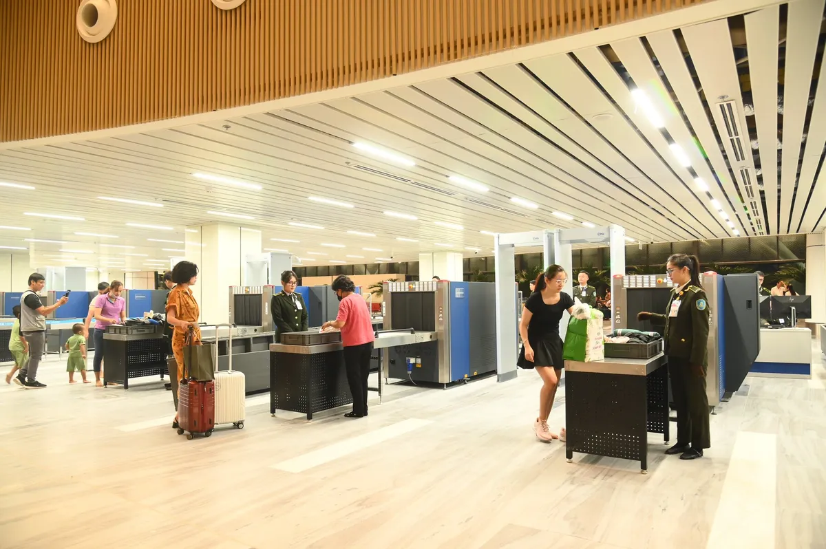 Nhà ga T3 Tân Sơn Nhất chính thức khai thác chuyến bay đầu tiên - Ảnh 5.