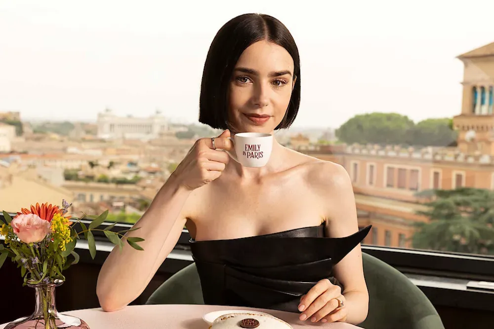 Lily Collins đóng vai huyền thoại điện ảnh Audrey Hepburn - Ảnh 3.