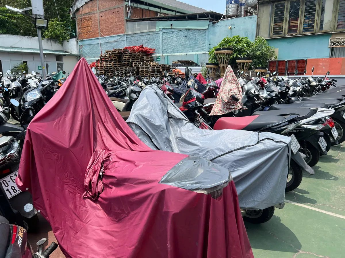 Người dân TP Hồ Chí Minh chật vật dưới thời tiết nắng nóng - Ảnh 3.