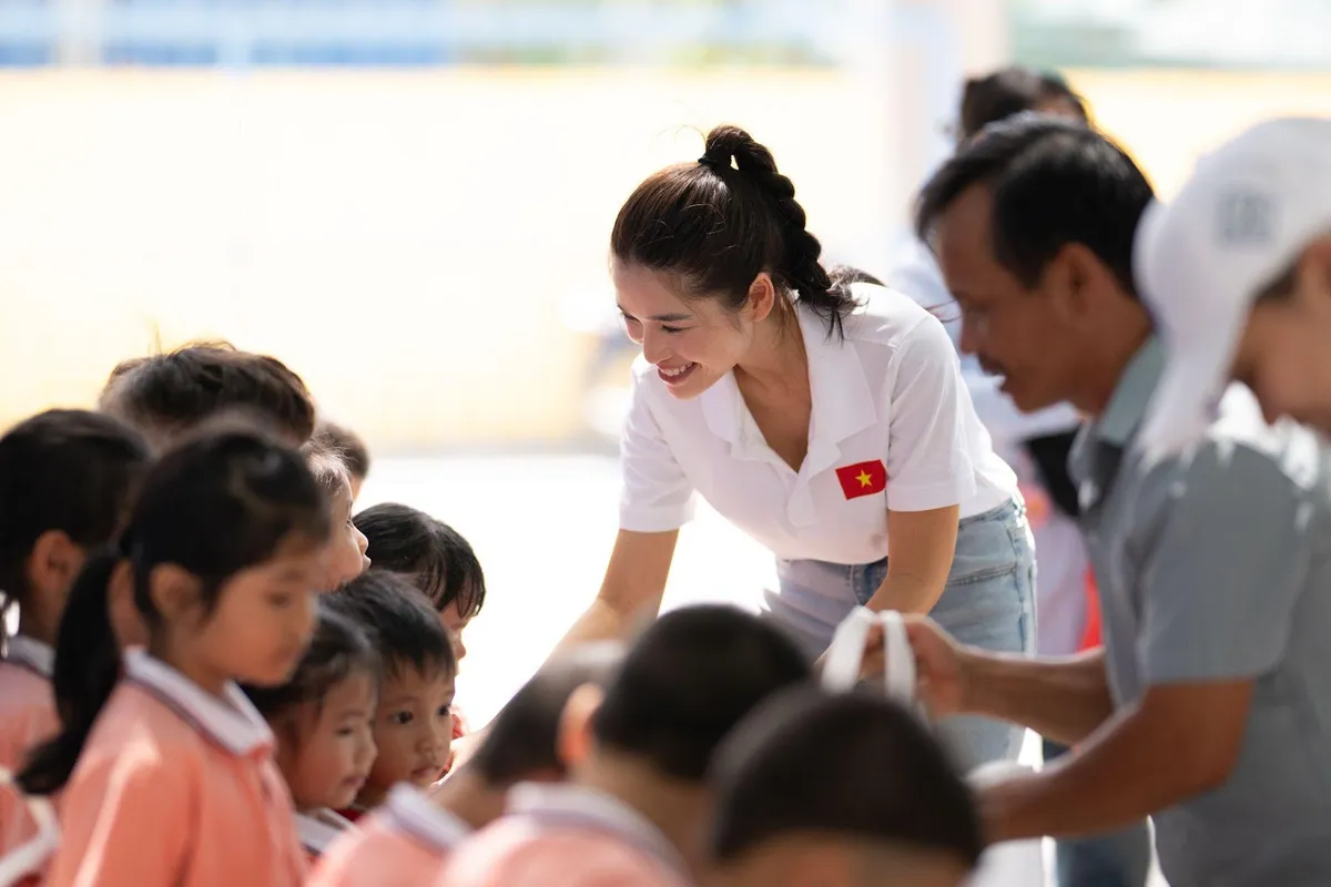 Người đẹp Diễm Nhi phối hợp tặng quà học sinh và người dân tại Tổ dân phố Bích Đầm, Nha Trang - Ảnh 2. Người đẹp Diễm Nhi phối hợp tặng quà học sinh và người dân tại Tổ dân phố Bích Đầm, Nha Trang - Ảnh 2.