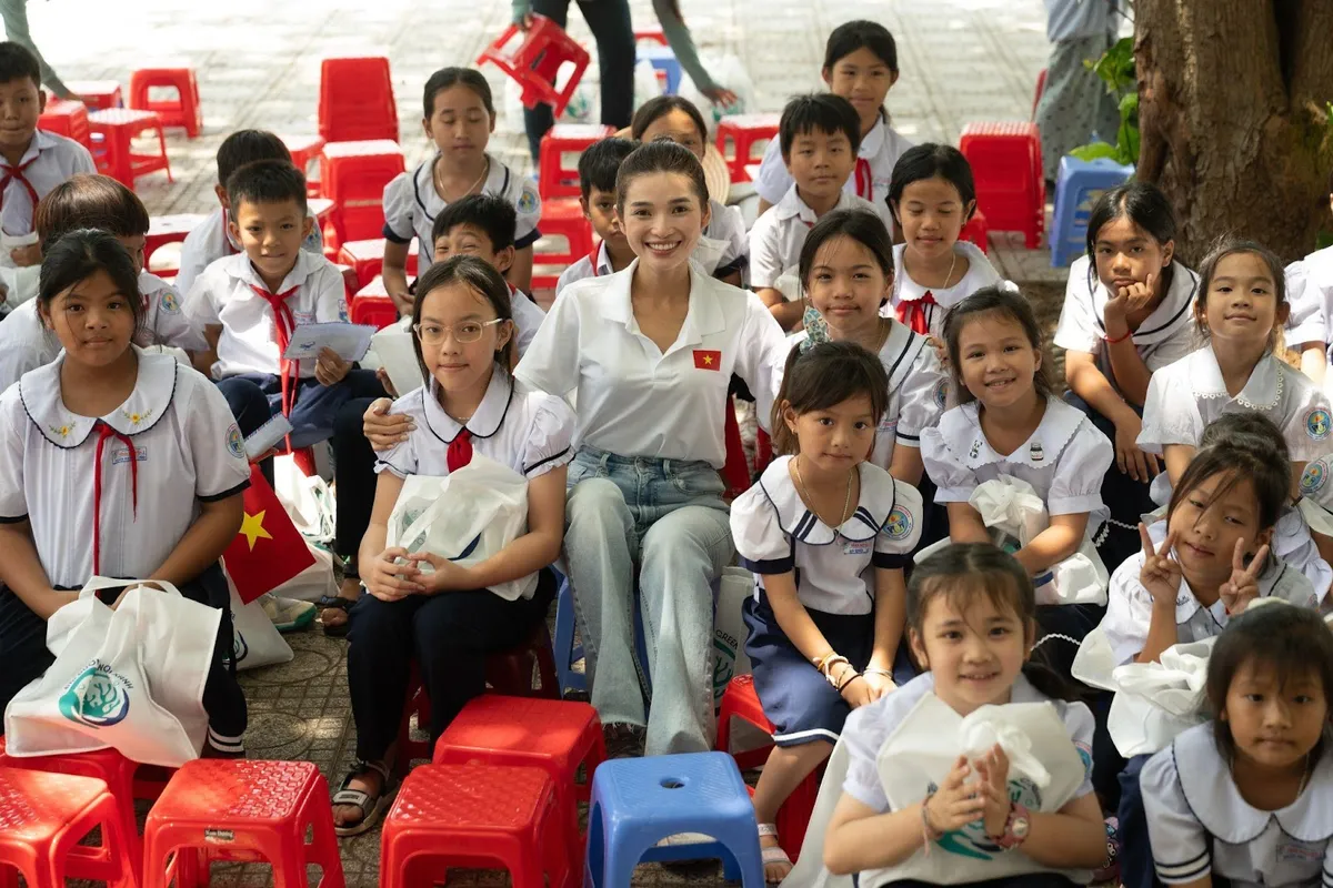 Người đẹp Diễm Nhi phối hợp tặng quà học sinh và người dân tại Tổ dân phố Bích Đầm, Nha Trang - Ảnh 5. Người đẹp Diễm Nhi phối hợp tặng quà học sinh và người dân tại Tổ dân phố Bích Đầm, Nha Trang - Ảnh 5.