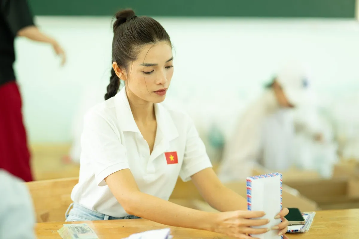 Người đẹp Diễm Nhi phối hợp tặng quà học sinh và người dân tại Tổ dân phố Bích Đầm, Nha Trang - Ảnh 1. Người đẹp Diễm Nhi phối hợp tặng quà học sinh và người dân tại Tổ dân phố Bích Đầm, Nha Trang - Ảnh 1.
