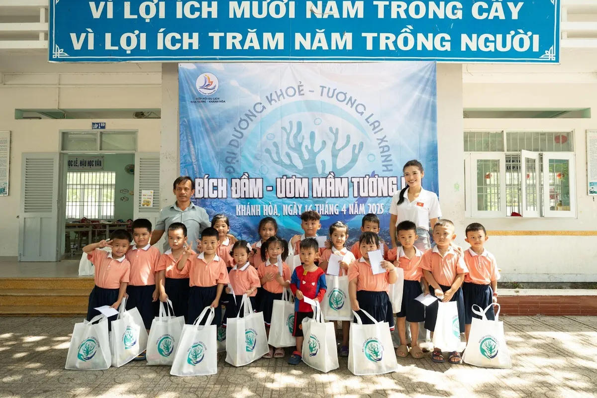 Người đẹp Diễm Nhi phối hợp tặng quà học sinh và người dân tại Tổ dân phố Bích Đầm, Nha Trang - Ảnh 4. Người đẹp Diễm Nhi phối hợp tặng quà học sinh và người dân tại Tổ dân phố Bích Đầm, Nha Trang - Ảnh 4.