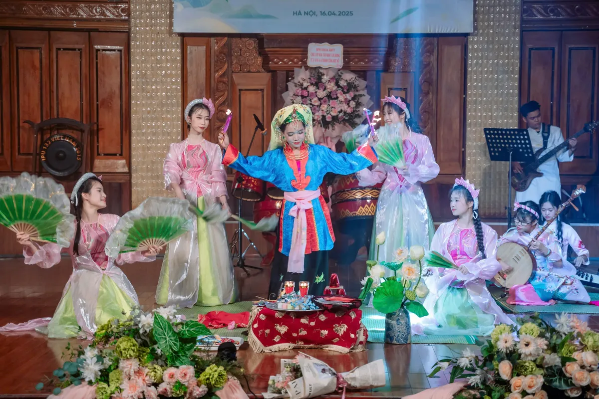 Hòa nhạc truyền thống qua những đôi bàn tay trẻ - Ảnh 3.
