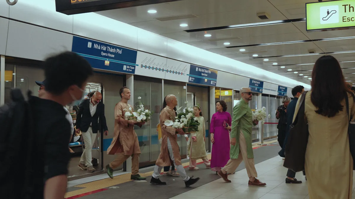 Rước dâu bằng tàu Metro: Sáng tạo, hiện đại, lan toả tinh thần xanh - Ảnh 1.