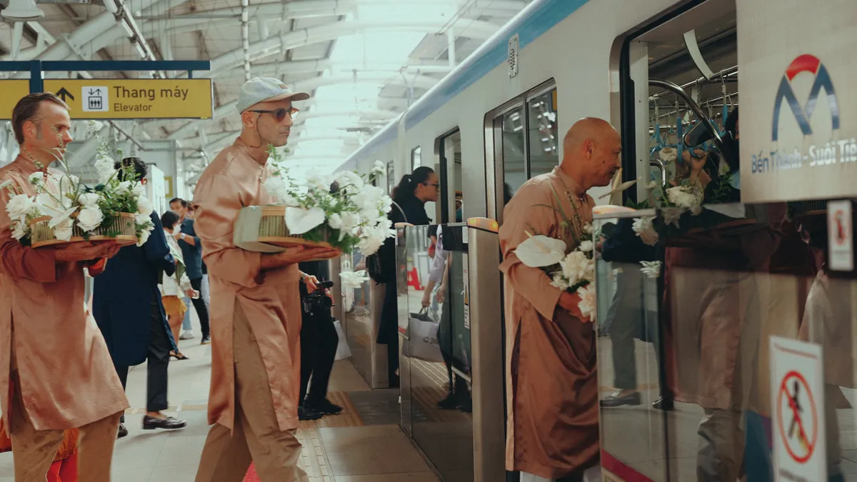 Rước dâu bằng tàu Metro: Sáng tạo, hiện đại, lan toả tinh thần xanh - Ảnh 4.
