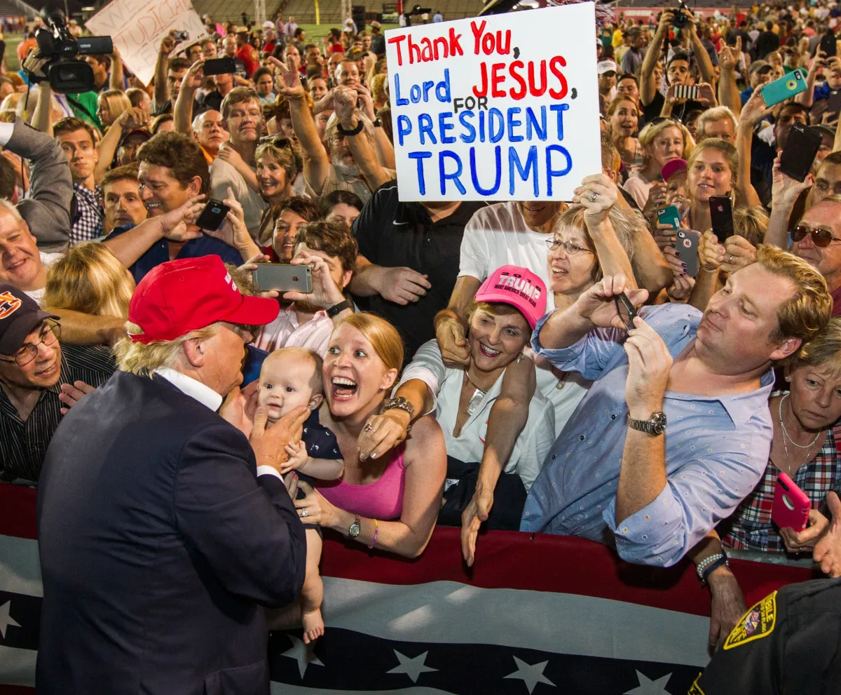 Tỷ lệ ủng hộ ông Trump bất ngờ thay đổi sau ồn ào thuế quan - Ảnh 1.