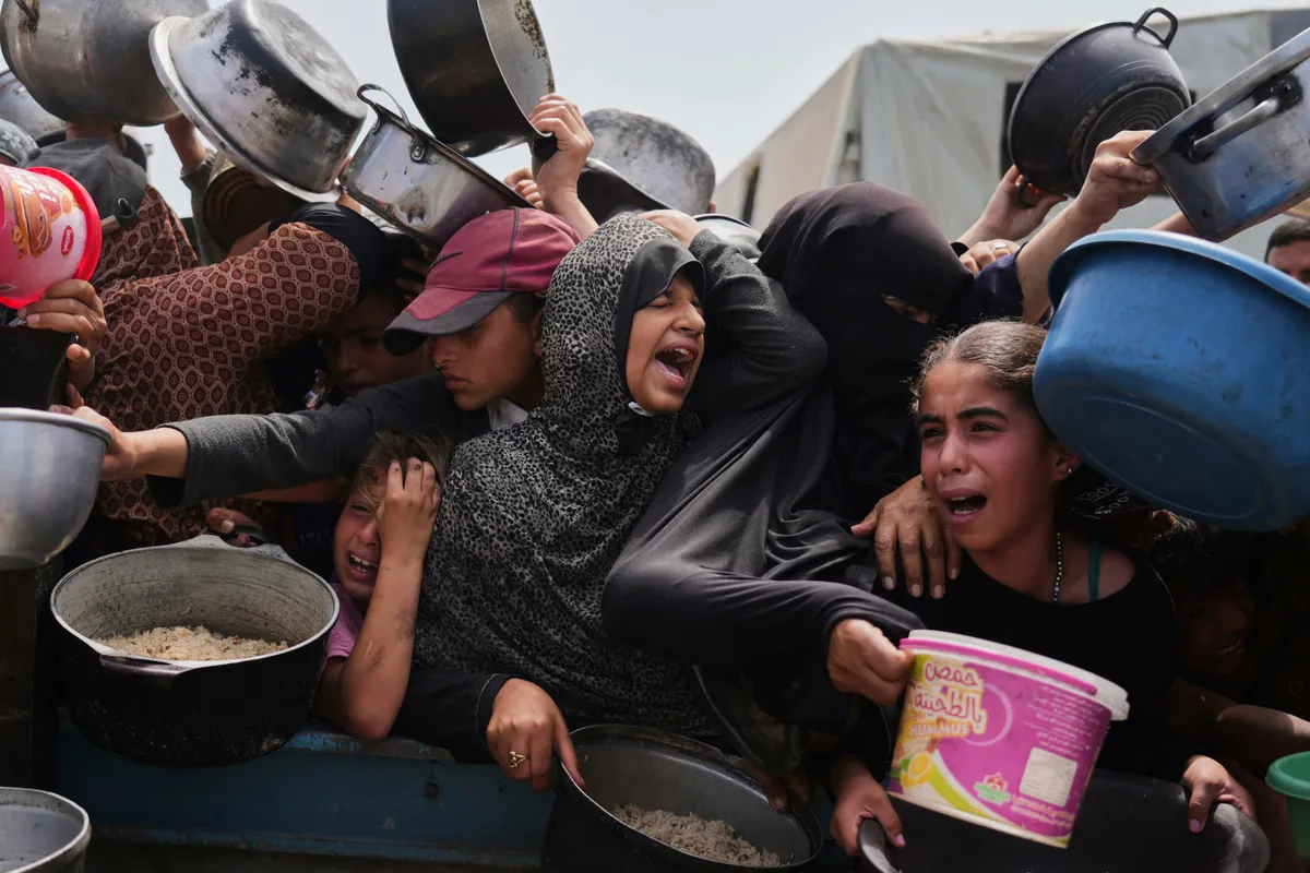 Israel tấn công Gaza dữ dội, chiến dịch tiêm vaccine bại liệt bị dừng lại - Ảnh 2.