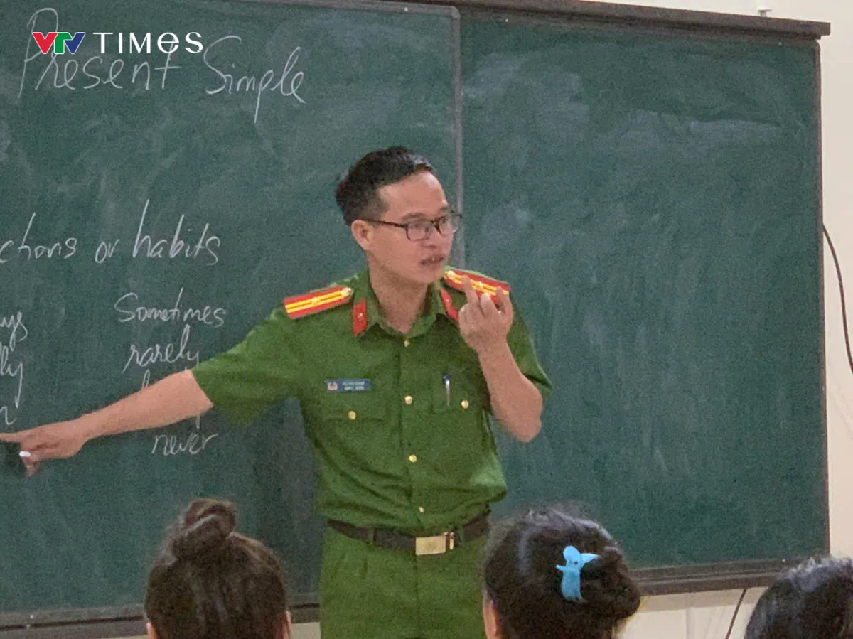 Người thầy giáo mang quân hàm nơi cuối trời Tây Bắc - Ảnh 3.