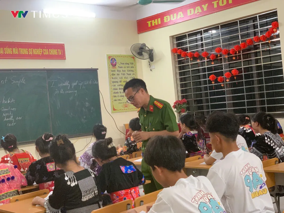 Người thầy giáo mang quân hàm nơi cuối trời Tây Bắc - Ảnh 5.
