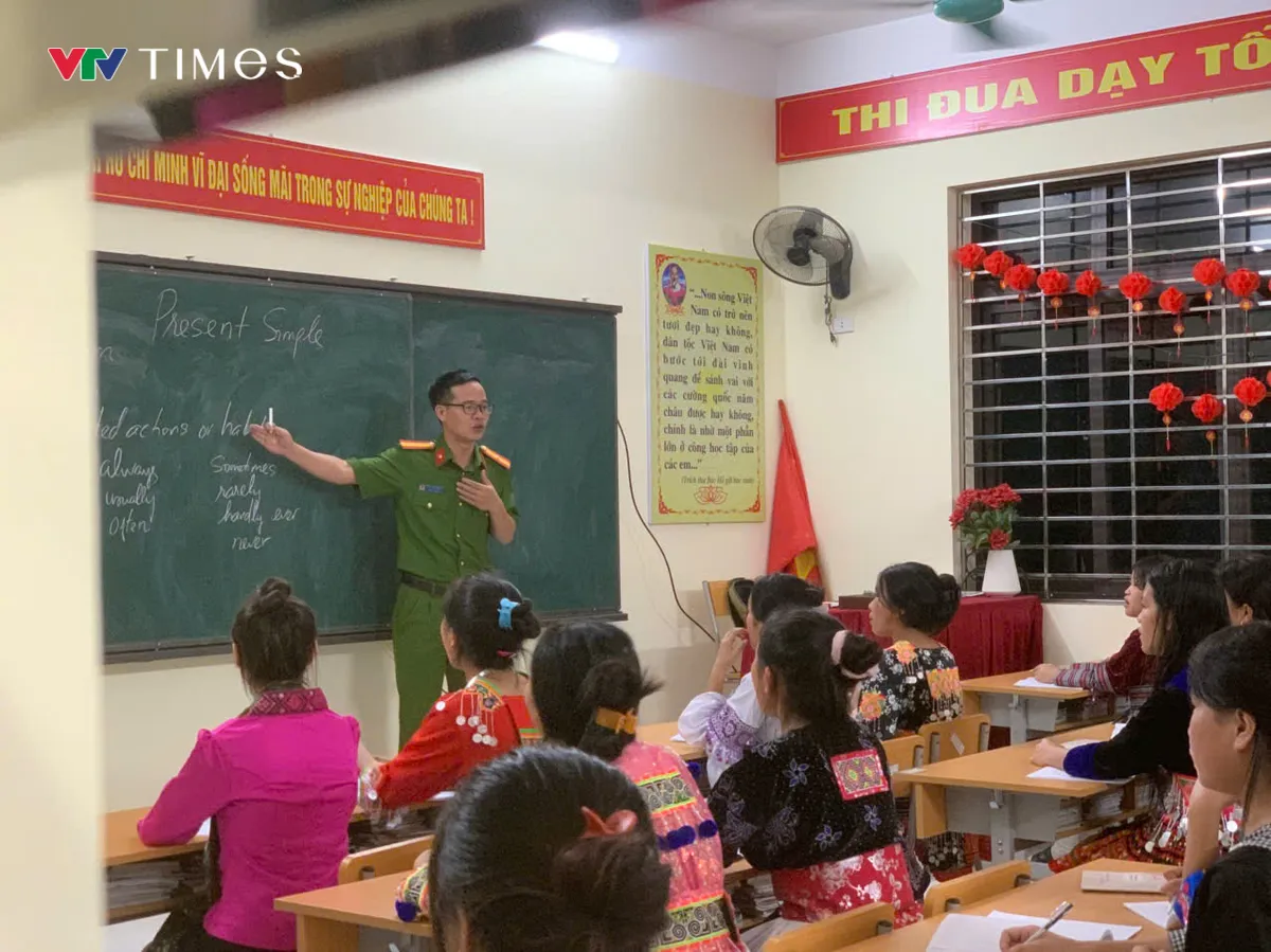 Người thầy giáo mang quân hàm nơi cuối trời Tây Bắc - Ảnh 1.