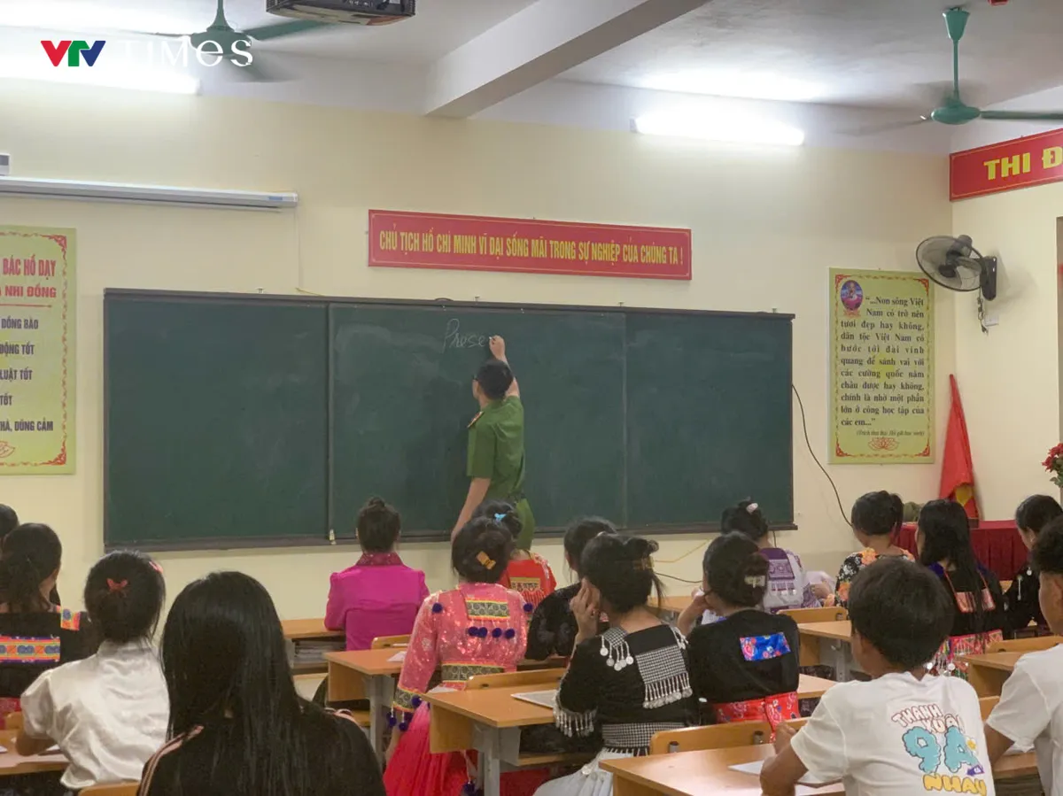 Người thầy giáo mang quân hàm nơi cuối trời Tây Bắc - Ảnh 4.