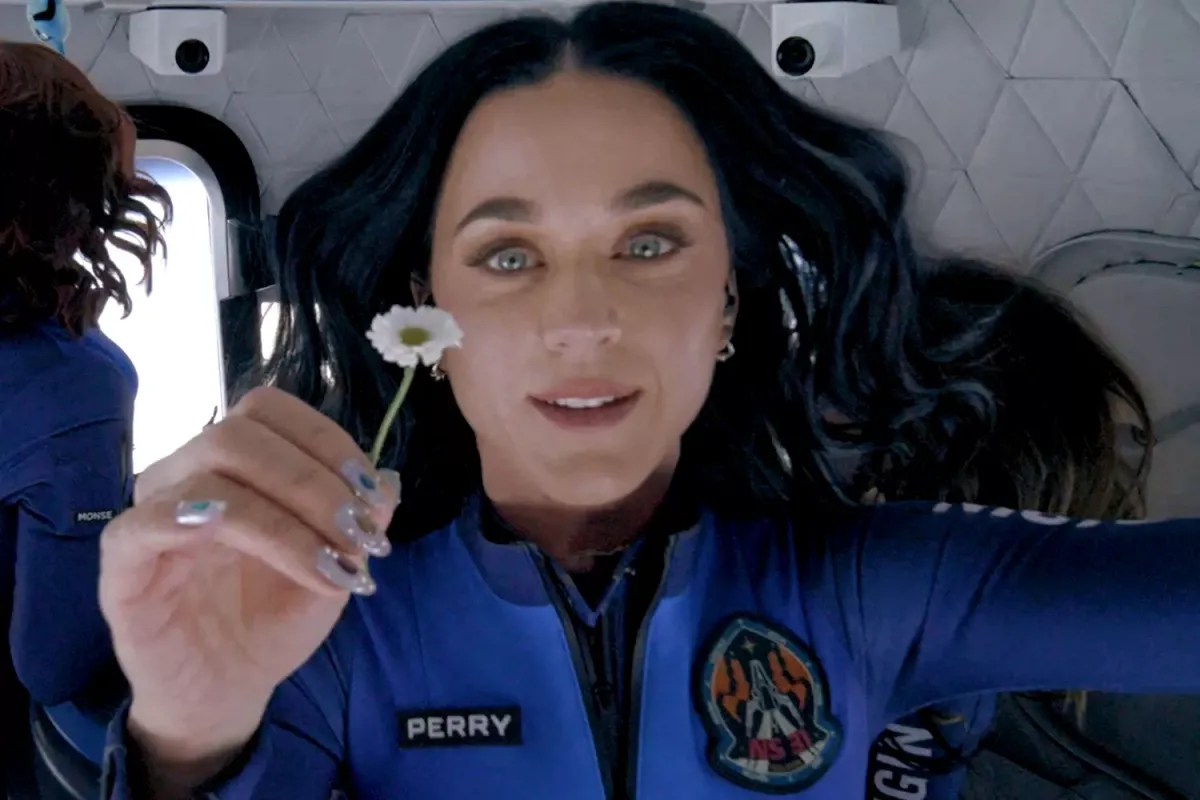 Katy Perry không ngừng khoe về việc bay vào vũ trụ - Ảnh 1.