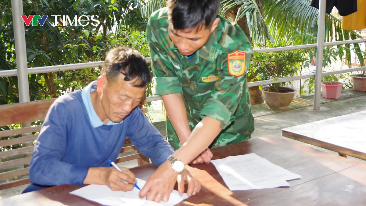 Bộ đội Biên Phòng Nghệ An bắt giữ tàu cá dùng kích điện để khai thác hải sản - Ảnh 2.