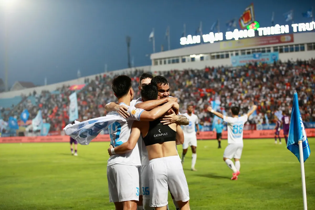 Thép Xanh Nam Định thắng đậm Bình Dương, vững vàng ngôi đầu V.League - Ảnh 1.