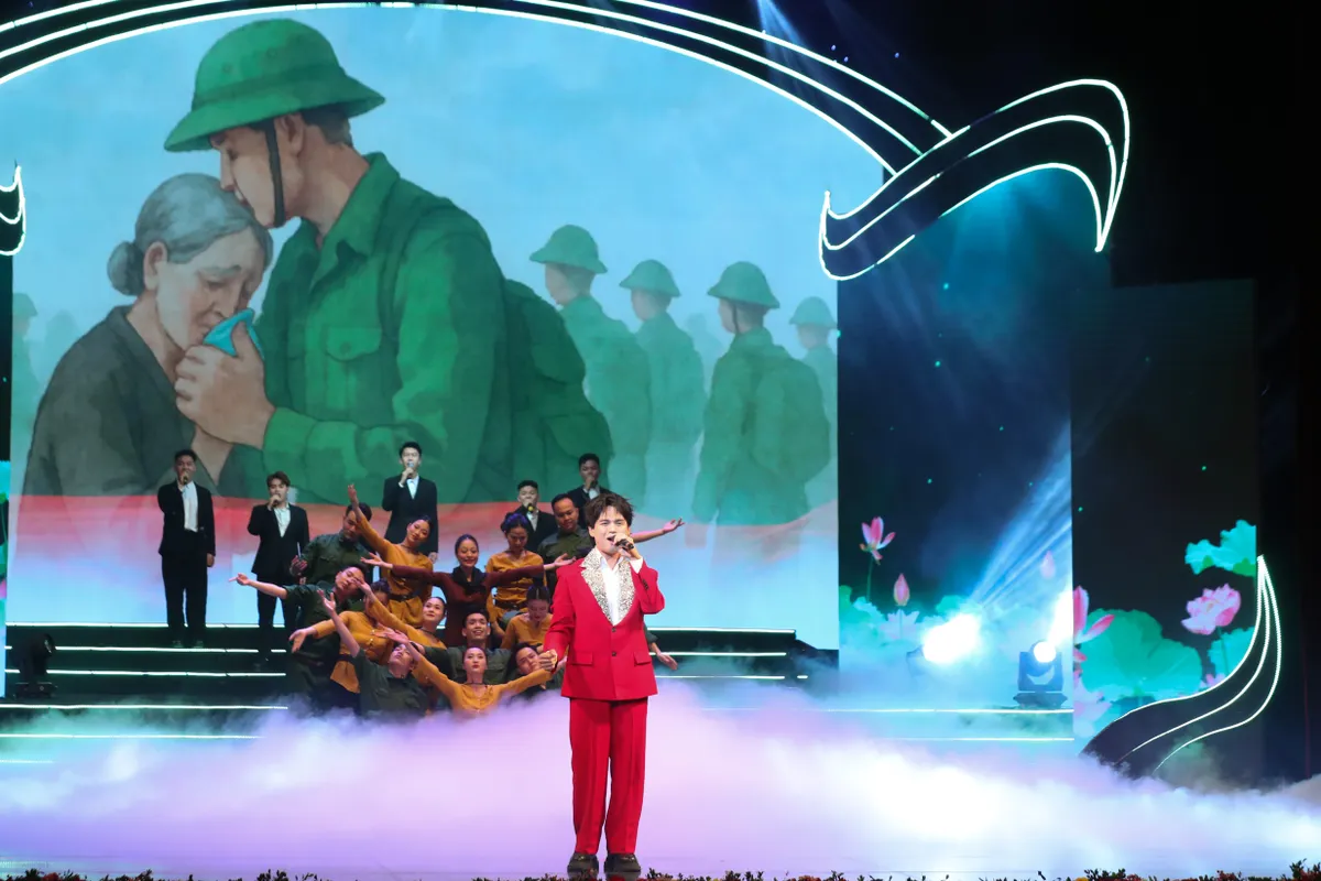 Kh&uacute;c ca khải ho&agrave;n: T&aacute;i hiện thời khắc vỡ &ograve;a niềm vui ng&agrave;y giải ph&oacute;ng - Ảnh 3.