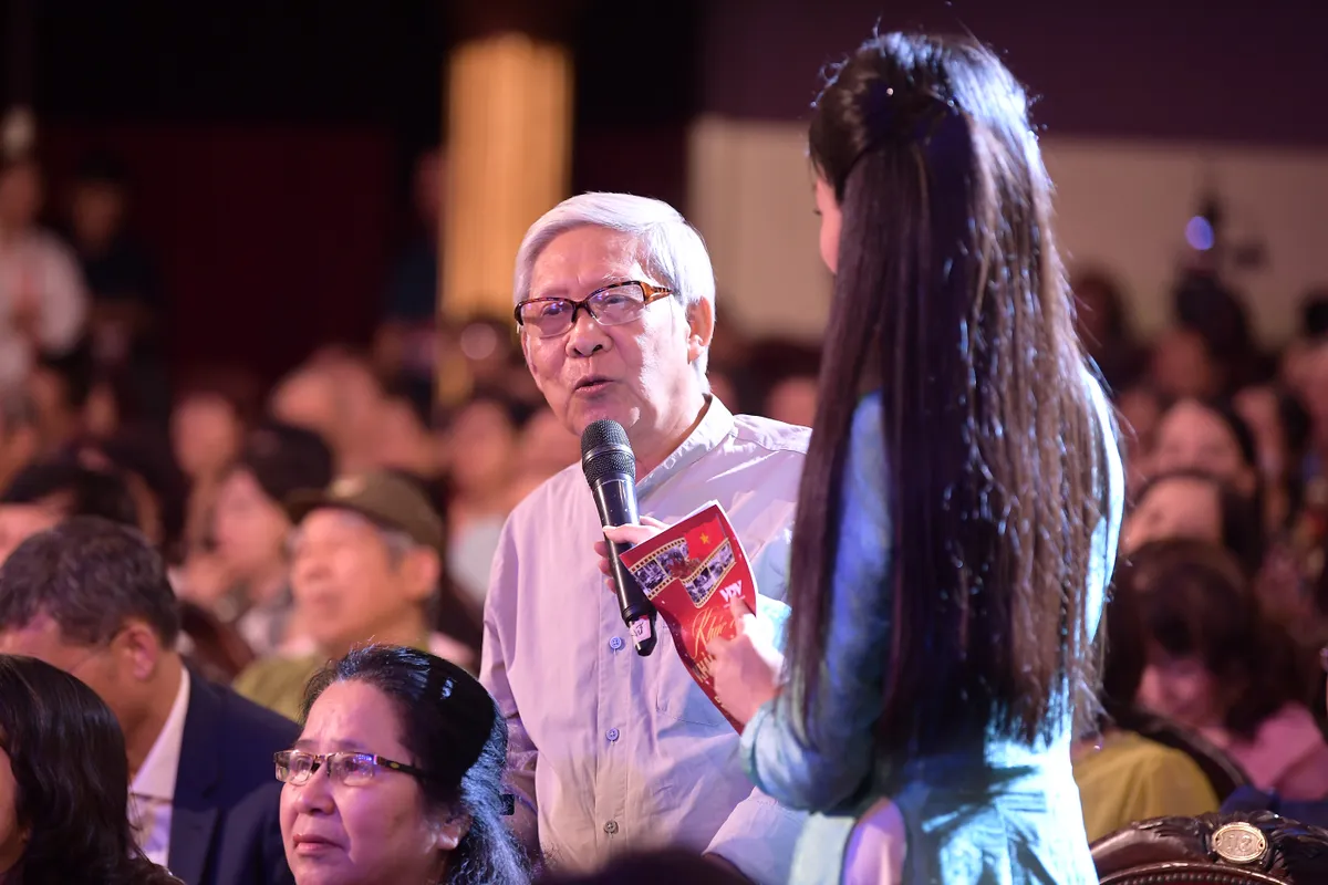 Kh&uacute;c ca khải ho&agrave;n: T&aacute;i hiện thời khắc vỡ &ograve;a niềm vui ng&agrave;y giải ph&oacute;ng - Ảnh 2.