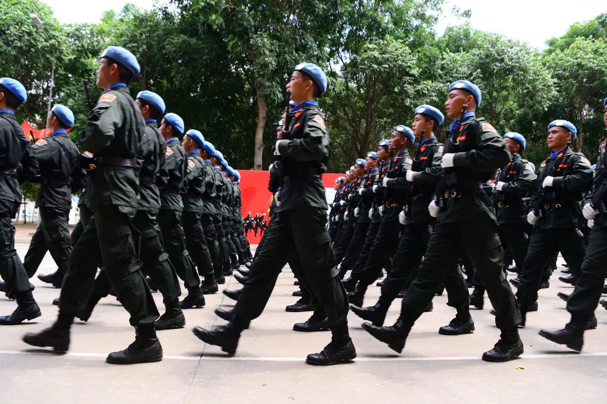 Hai cha con cùng đứng trong hàng ngũ diễu binh ngày 30/4 - Ảnh 2.
