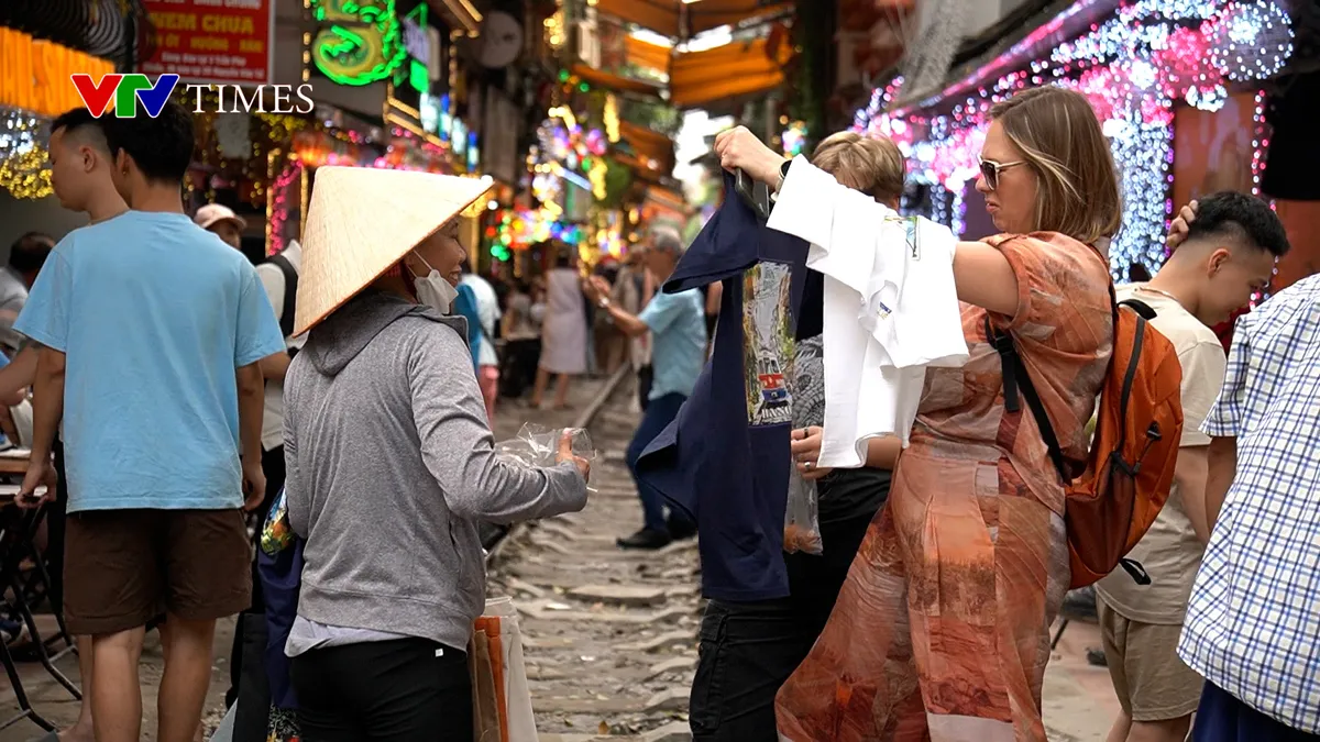 Hà Nội: Tràn lan hàng rong chèo kéo du khách ở phố cà phê đường tàu  - Ảnh 5.
