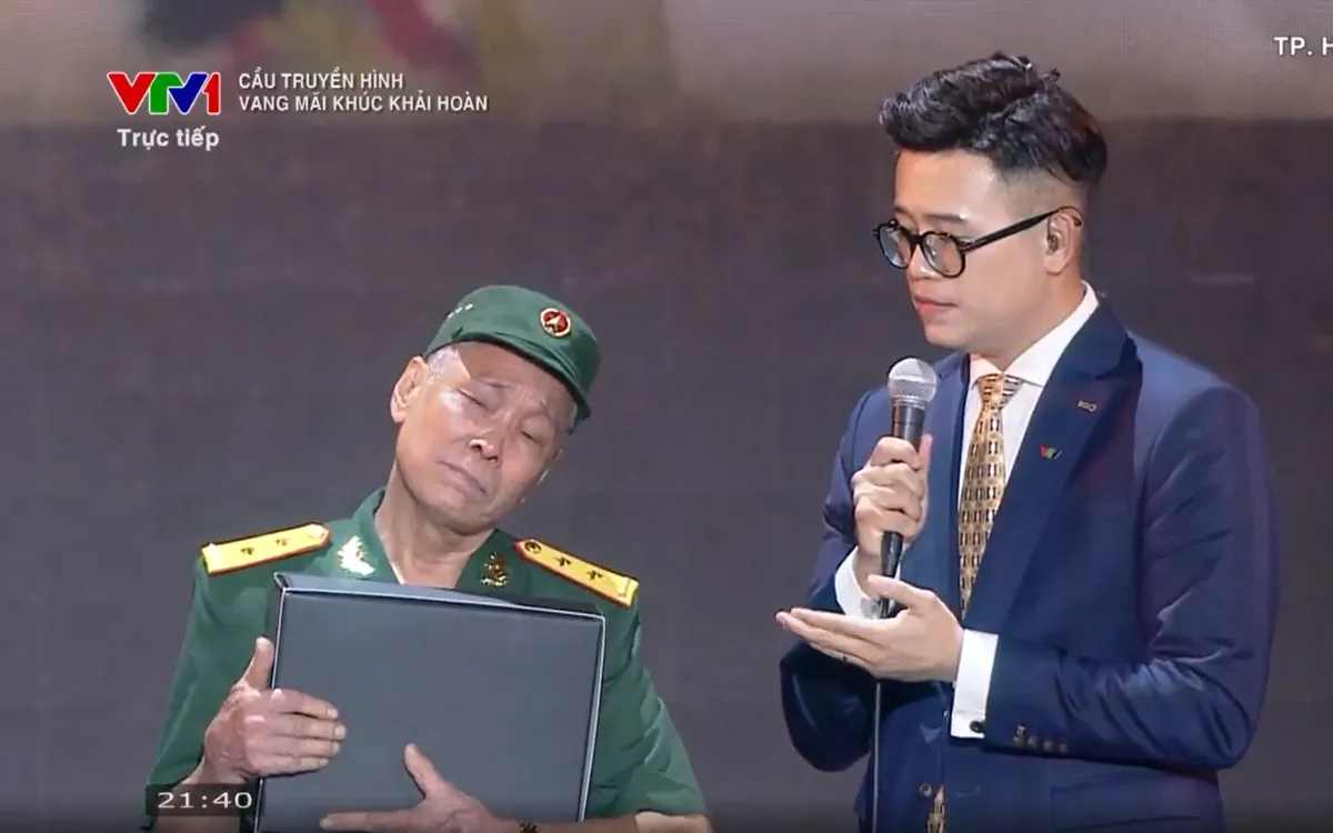 Những giọt nước mắt hạnh phúc thời khắc trao trả kỷ vật cho thân nhân gia đình liệt sĩ - Ảnh 1.