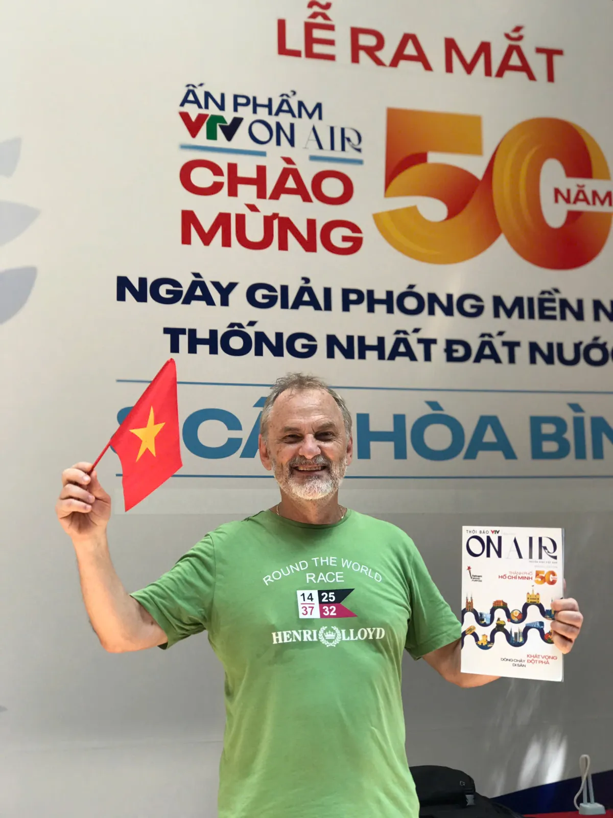 Người dân, du khách sôi nổi hưởng ứng VTV ON AIR, lan tỏa thông điệp yêu thương trên cây Hòa bình - Ảnh 1.