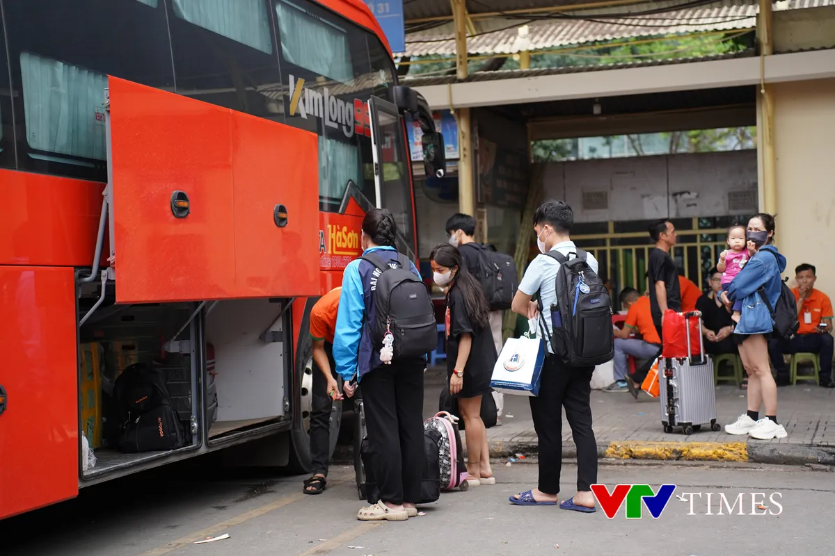 Hà Nội: Dòng người đổ về các bến xe trong ngày làm việc cuối cùng trước kỳ nghỉ 30/4 - Ảnh 1.