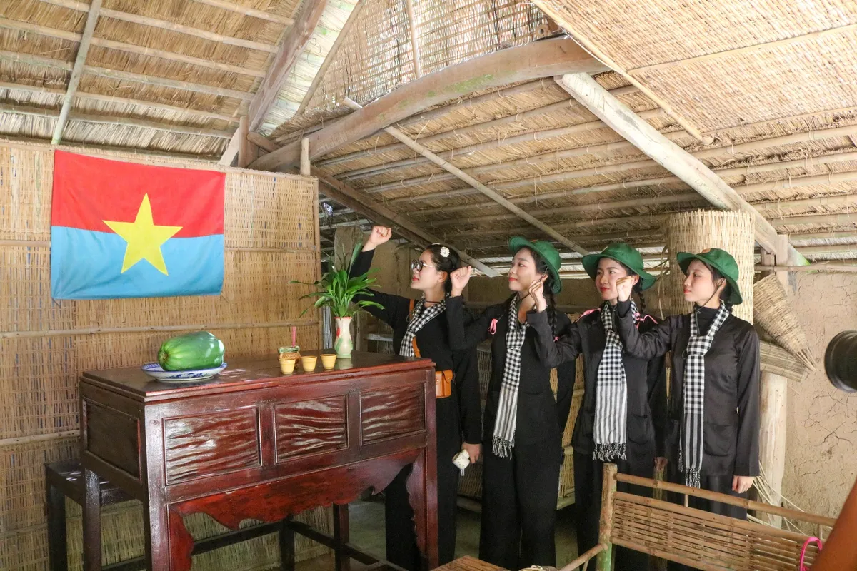 Địa đạo Củ Chi: Nơi lịch sử sống lại với những trải nghiệm hấp dẫn - Ảnh 2.