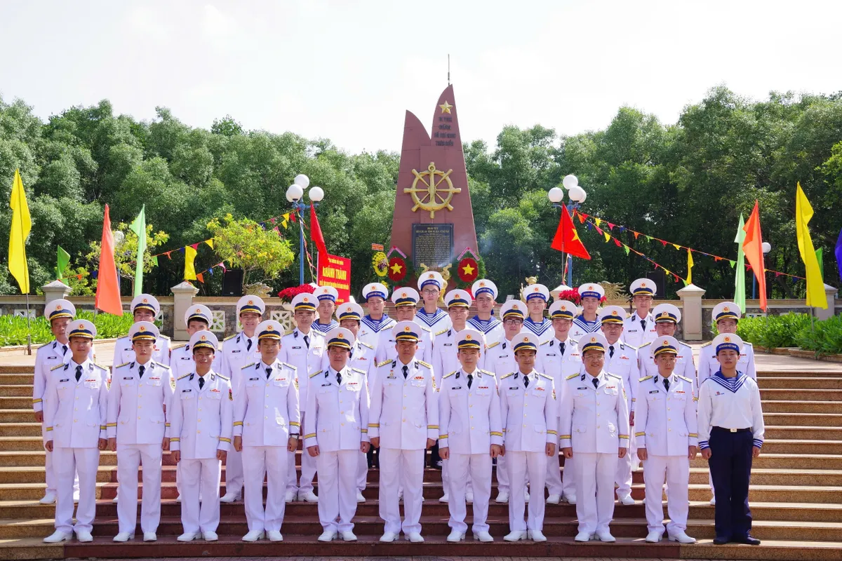 Vùng 2 Hải quân tri ân người có công bằng nhiều việc làm ý nghĩa - Ảnh 4.