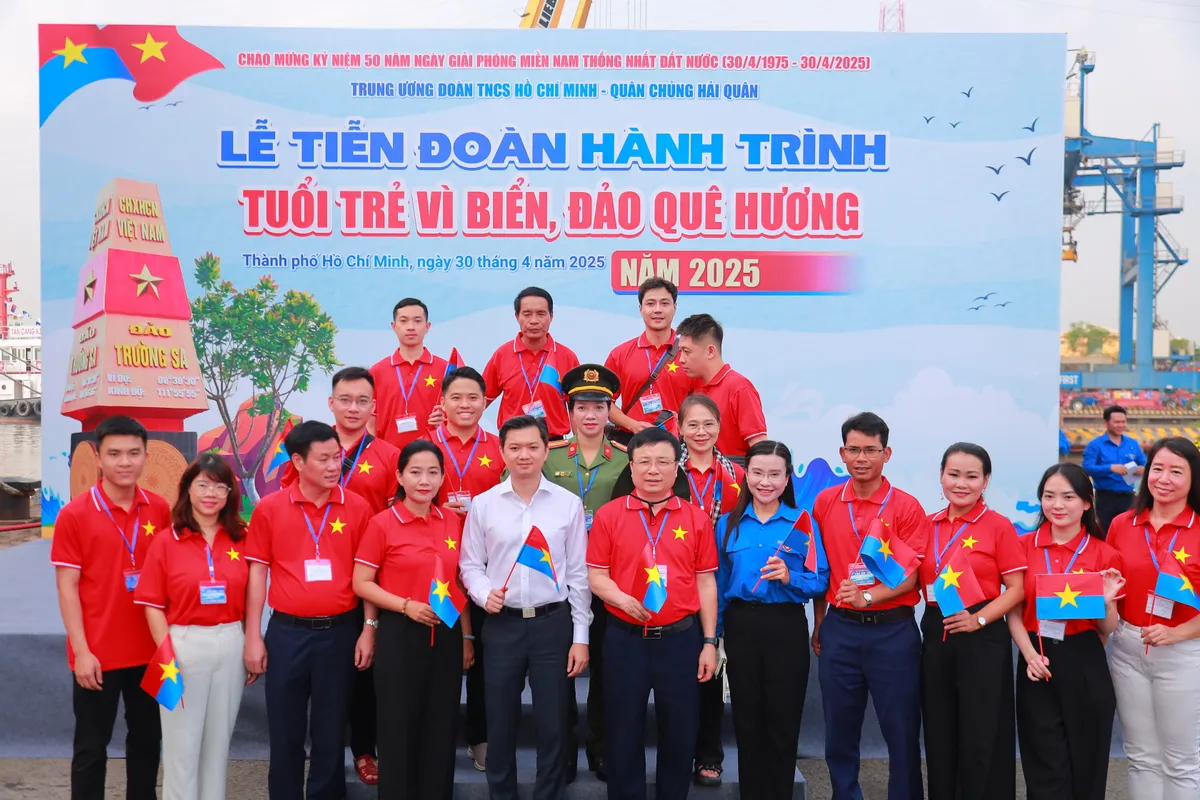 Hành trình “Tuổi trẻ vì biển, đảo quê hương” đến với Trường Sa - Ảnh 1.