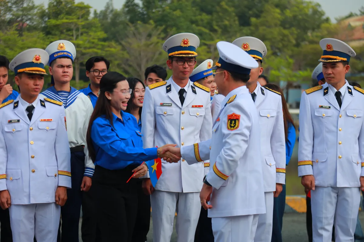 Hành trình “Tuổi trẻ vì biển, đảo quê hương” đến với Trường Sa - Ảnh 2.
